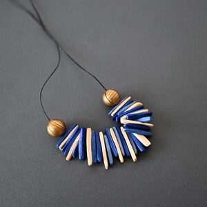 Colar com pontas de coco azul e branco: joias náuticas estilo boho