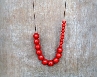 Red Wood asymmetric necklace with round beads and adjustable length