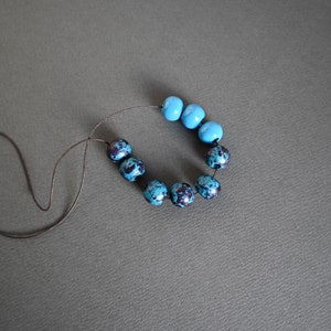 Sautoir bleu avec perles rondes en céramique, longueur réglable image 4