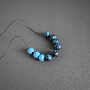 Sautoir bleu avec perles rondes en céramique, longueur réglable image 2