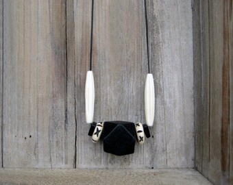 Collier noir et blanc, collier tribal en os