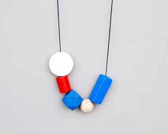 Collier bleu marine, Collier bois géométrique bleu et rouge