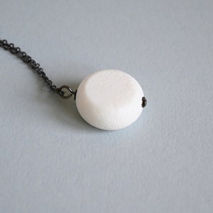Circle white coral pendant and gunmetal soldered chain. Simple dainty minimal necklace with modern look.
Pendant dimension: 2 cm/ 0,8 inches
Length of chain: 50 cm/ 20 inches