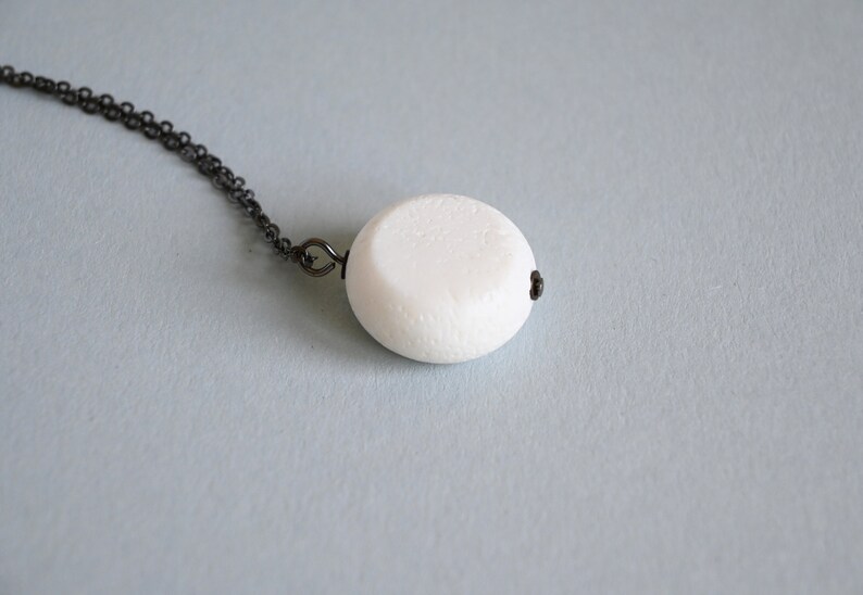 Circle white coral pendant and gunmetal soldered chain. Simple dainty minimal necklace with modern look.
Pendant dimension: 2 cm/ 0,8 inches
Length of chain: 50 cm/ 20 inches