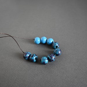 Sautoir bleu avec perles rondes en céramique, longueur réglable image 3