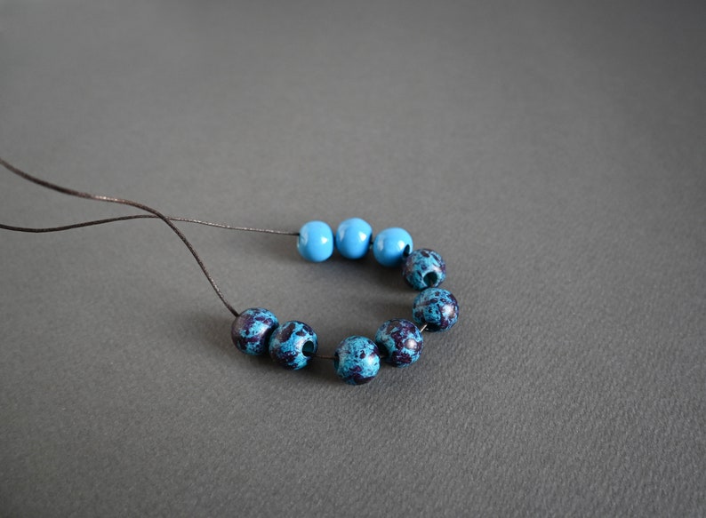 Sautoir bleu avec perles rondes en céramique, longueur réglable image 3