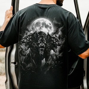 Camiseta Cerbero de tres cabezas, camiseta gráfica de terror oscuro con estampado de sabueso infernal, estampado trasero de estilo urbano mítico