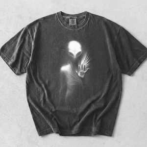 Camiseta vintage de los 90 con temática alienígena, camiseta retro con estampado desgastado, camiseta paranormal, camiseta urbana Y2K con estampado de ovnis.