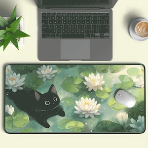 Puede incluir: Alfombrilla de ratón rectangular con un gato negro flotando en un estanque con nenúfares y nenúfares blancos. Un ratón blanco está en el lado derecho. También se ven un portátil, una taza de café y una pequeña planta.