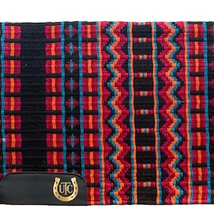 Peut inclure: Un tapis de selle rectangulaire pour cheval avec un motif tissé en noir, rose vif, orange et turquoise. Le tapis présente un empiècement en cuir noir uni dans le coin inférieur, estampé d'un logo fer à cheval doré avec les lettres UTC.