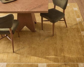 Alfombra de lana moderna de 8x10 pies, color mostaza y oro, tejida a mano, con borde geométrico, disponible en tamaños personalizados para sala de estar, dormitorio y comedor.