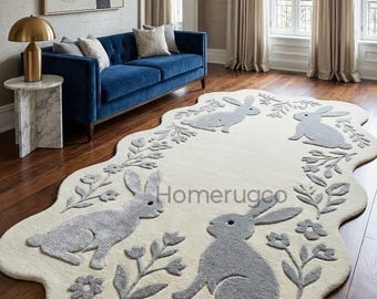 Alfombra de conejito hecha a mano con mechones: estampado floral en crema y gris, forma irregular.
