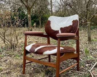 Poltrona in noce di metà secolo – Rivestimento in pelle di mucca – Poltrona scandinava