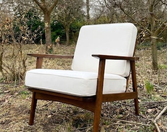 Poltrona lounge in teak moderna di metà secolo: struttura in teak massello con rivestimento color crema