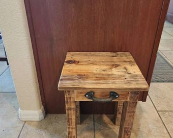 Tavolino laterale rustico in legno con sgabello