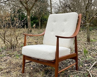 Poltrona moderna di metà secolo: struttura in teak massello con rivestimento in bouclé color crema