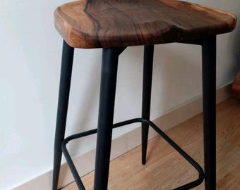 Sgabello da bar in legno massello fatto a mano