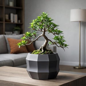 Puede incluir: Un bonsái con hojas verdes vibrantes y un tronco texturizado se encuentra en una maceta negra geométrica. El pequeño árbol está sobre una mesa de madera, con un salón de tonos neutros al fondo. El bonsái es un símbolo de tranquilidad y naturaleza.
