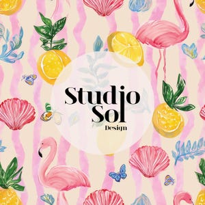 Pode incluir: Um padrão em aquarela com flamingos cor-de-rosa, limões, conchas, borboletas e abacaxis. O design inclui o texto "Studio Sol Design" em um círculo branco, em um fundo de listras rosa e bege.