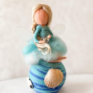 Handgefertigter Filzengel auf befilzter Kugel – Zauberhafte Deko mit Blumen oder Muscheln