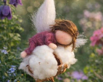 Piccola fatina su un fiore di cotone - angelo custode infeltrito a mano in lana