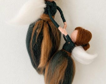 Fata in feltro con madre e figlio – Decorazione artigianale ispirata al metodo Waldorf