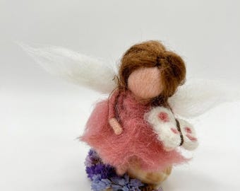 Figura de fieltro sobre un caracol con mariposa | Figura de cuento de hadas hecha a mano | Decoración de hadas encantadora