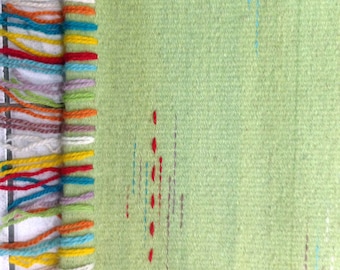 Groen wollen handgeweven tapijt "Spring Meadow", groene tapijtloper met kleurverloop, natuurlijk wollen tapijt, groen interieur, wasbaar tapijt, maatwerk