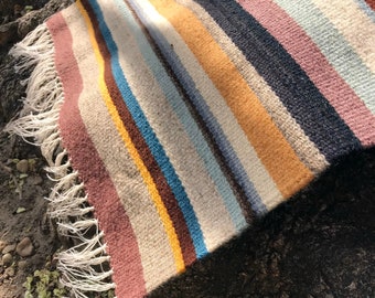 Alfombra de lana tejida a mano con rayas de colores: un toque retro para un hogar moderno. Alfombra tejida a mano, diseño artístico, alfombra de piso, alfombra de área.