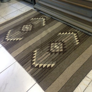 Tapis bulgare en laine tissée à la main, laine naturelle non teinte. Tapis kilim fait main, design traditionnel. Tapis de sol. Tapis ethnique.