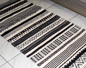 Tapis bohème en laine tissé à la main. Petit tapis de passage noir et blanc. Textile de maison d'art unique.