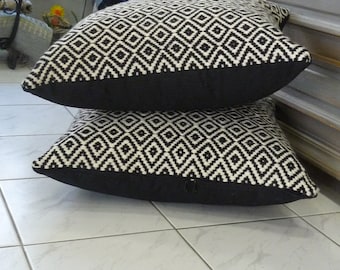 Funda de almohada única tejida a mano. Cojín decorativo de lana hecho a mano. Funda de almohada individual o en conjunto de dos en blanco y negro.