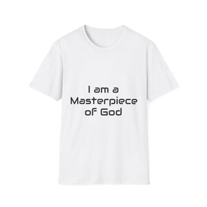 Op de afbeelding: Wit t-shirt met de tekst "I am a Masterpiece of God" in zwart, gecentreerd op de voorkant. Het shirt heeft korte mouwen en een ronde hals.