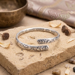 Pulseira Prateada com Flor de Lótus | Bracelete Ajustável Banhado a Prata de Lei
