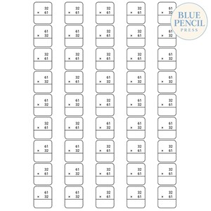 Peut inclure: Une feuille éducative imprimable présentant cinq colonnes verticales de cartes mémo rectangulaires aux coins arrondis. Chaque carte affiche des problèmes de multiplication avec les nombres 32 et 61. Le logo Blue Pencil Press est en haut à droite.