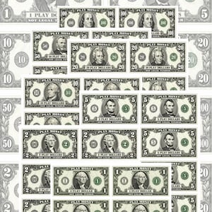 Peut inclure: Une collection de billets de banque factices rectangulaires de diverses d&eacute;nominations, dont 1, 2, 5, 10, 20, 50 et 100. Chaque billet vert et blanc pr&eacute;sente le portrait d'un personnage historique, le texte PLAY MONEY et la mention NOT LEGAL TENDER.