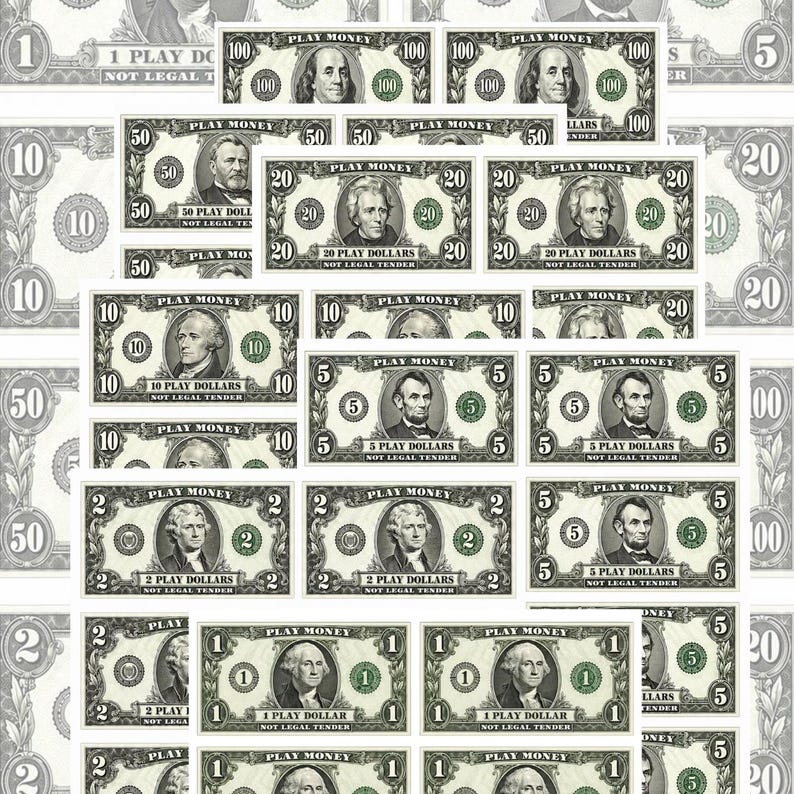 Peut inclure: Une collection de billets de banque factices rectangulaires de diverses d&eacute;nominations, dont 1, 2, 5, 10, 20, 50 et 100. Chaque billet vert et blanc pr&eacute;sente le portrait d'un personnage historique, le texte PLAY MONEY et la mention NOT LEGAL TENDER.