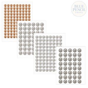 Puede incluir: Cuatro hojas de pegatinas circulares con diseños de monedas estadounidenses. Una hoja muestra peniques de color cobre, mientras que las otras tres muestran monedas de níquel y cuarto de dólar plateadas. El logo de Blue Pencil Press aparece.