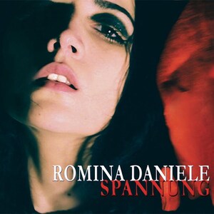 Peut inclure: Gros plan sur le visage d'une femme avec un maquillage des yeux sombre et les lèvres entrouvertes. Le texte "ROMINA DANIELE SPANNUNG" est affiché en blanc et rouge. L'arrière-plan est sombre.