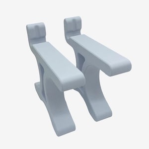 Op de afbeelding: Twee lichtgrijze, stijve L-vormige steunen met een gebogen, open frameontwerp. Elke steun heeft een plat horizontaal bovenoppervlak en een verticaal achtergedeelte met een klein, uitstekend haakachtig element aan de bovenkant voor montage.