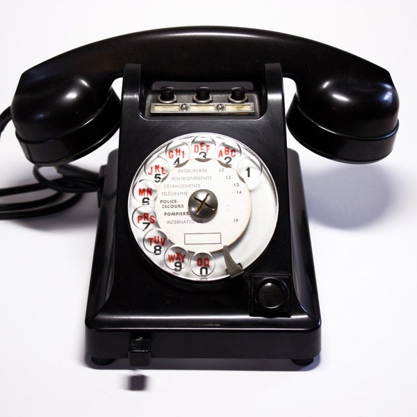 Gorgeous original French Phone of the 50 s  in black bakelite with the " Mother-in Law" listener.