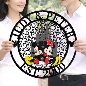 Decorazione murale in metallo personalizzata con coppia Disney - Cartello personalizzato per l'anniversario di Topolino e Minnie - Cartello murale con scritta "Mickey Minnie Heart-to-Heart" - Regalo per lui