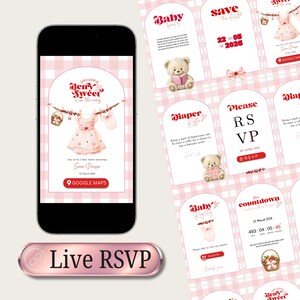 Può includere: Uno smartphone mostra un invito per un baby shower con uno sfondo a quadretti rosa. L'invito presenta un vestito ad acquerello e il testo "Someone Berry Sweet is on the way". Ulteriori schede includono un orsacchiotto e dettagli RSVP.