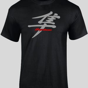 Op de afbeelding: Een set van drie keramische mokken met een gespikkelde, matte afwerking. De mokken zijn in crème, lichtgrijs en donkergrijs. Elke mok heeft een eenvoudig, minimalistisch ontwerp en een afgeronde handgreep.