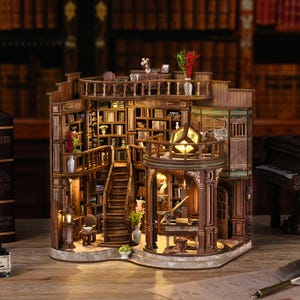 Könnte beinhalten: Ein detailliertes Holzmodell einer Bibliothek mit mehreren Ebenen, Treppen und Balkonen. Das Modell verfügt über komplizierte Bücherregale mit winzigen Büchern, dekorativen Lampen und Miniaturmöbeln. Die warme Beleuchtung verstärkt die gemütliche, einladende Atmosphäre der Bibliothek.