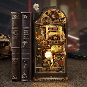 Puede incluir: Un detallado rincón de libros de estilo steampunk con intrincados engranajes, tuberías y un interior brillante. Dos libros marrones oscuros están junto al rincón. La base del rincón dice "CREATE THE WORLD WITH MACHINERY."