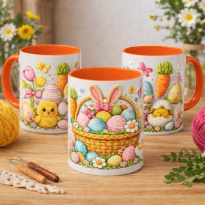 Puede incluir: Una taza de cerámica blanca con un asa negra y el texto "But First, Coffee" en negrita negra. La taza se encuentra sobre un fondo borroso, resaltando su diseño limpio.