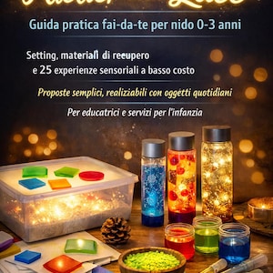 Puede incluir: Imagen con el texto "Atelier della Luce" y materiales de exploración sensorial. Incluye botellas transparentes con líquidos de colores, pequeños frascos con líquidos de colores y un recipiente transparente con formas coloridas.