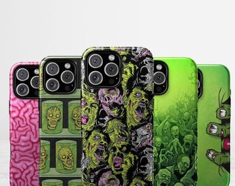 Op de afbeelding: Vijf smartphonehoesjes met horror-thema afbeeldingen. De eerste heeft een roze hersenpatroon, de tweede toont afgehakte hoofden in potten, de derde een collage van zombiegezichten, de vierde een groene zombiehorde en de vijfde een groen wezen.