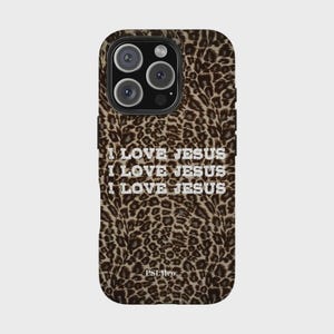 K&ouml;nnte beinhalten: Eine Handyh&uuml;lle mit Leopardenmuster. Auf der H&uuml;lle steht dreimal der wei&szlig;e Text "I LOVE JESUS". Die H&uuml;lle hat ein Kameramodul mit drei Linsen und einem Blitz.